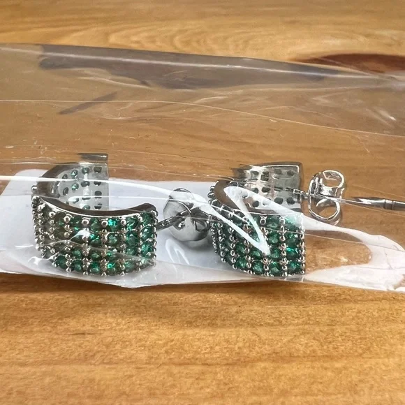 NWT Macy’s Half Hoop Earrings Emerald Green with Black Dust Cover - Picture 4 of 8